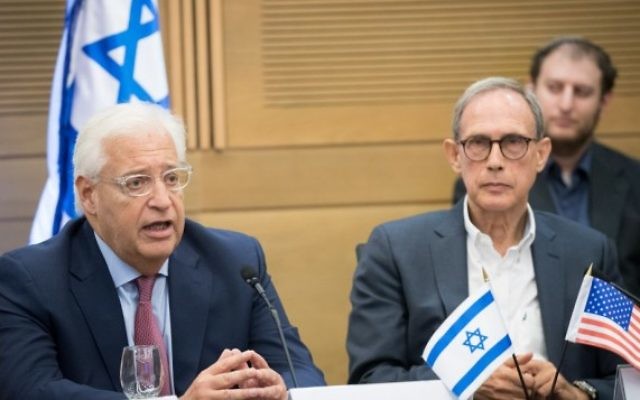 David Friedman ,ambassadeur des États-Unis en Israël (à gauche) et le député Nachman Shai lors d'une réunion du lobby pour les relations entre Israël et les États-Unis à la Knesset, le 25 juillet 2017. (Crédit : Yonatan Sindel / Flash90)
