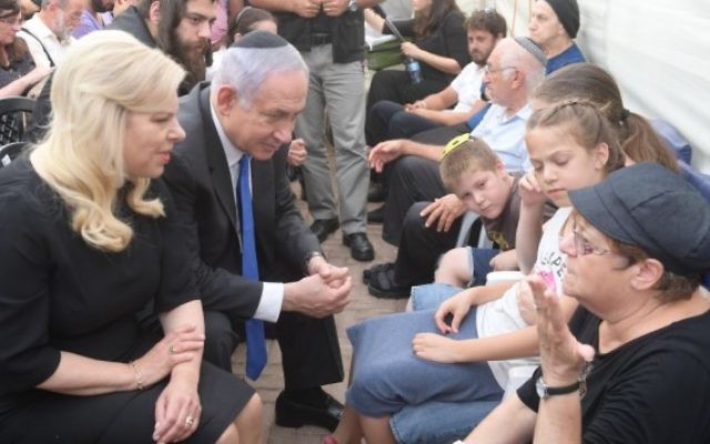 Le Premier ministre Benjamin Netanyahu et son épouse, Sara, ont été consoler les membres de la famille des trois victimes de la famille Salomon tués lors d'une attaque terroriste à Halamish le 22 juillet 2017. (Crédit : Amos Ben Gershom / GPO)
