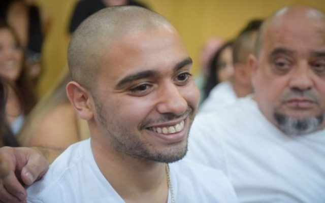 Elor Azaria, condamné pour homicide involontaire pour avoir abattu un attaquant palestinien neutralisé en mars 2016, devant le tribunal militaire de la Kirya à Tel Aviv, le 30 juillet 2017. (Crédit : Avshalom Sasoni)