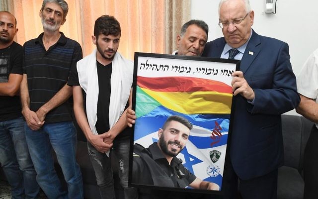 Le président Reuven Rivlin a rendu visite aux familles de Kamil Shnaan et Haiel Sitawe, les deux policiers morts dans l'attentat terroriste perpétré sur le mont du Temple à Jérusalem le 14 juillet 2017, dans les communes druzes de Maghar et Hurfeish, le 18 juillet 2017. (Crédit : Mark Neiman/GPO)