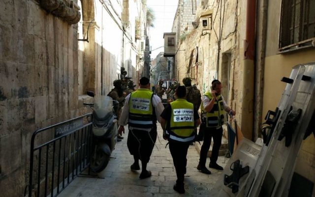 Une unité de ZAKA dans la Vieille Ville de Jérusalem après une attaque tuant deux policiers des frontières, le 14 juillet 2017 (Crédit : ZAKA)
