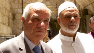Azzam al Khatib, directeur du Waqf, à gauche, et Abu Snaineh, imam et prêcheur de la mosquée Al-Aqsa,à la porte des Lions de la Vieille Ville de Jérusalem, près du mont du Temple, le 19 juillet 2017. (Crédit : Dov Lieber/Times of Israël)