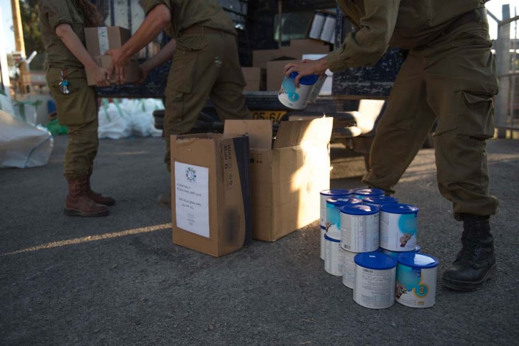 Des soldats israéliens près de la livraison de nourriture de l'opération Bon voisin d'aide humanitaire aux Syriens touchés par la guerre civile. Photographie non datée, publiée le 19 juillet 2017. (Crédit : unité des porte-paroles de Tsahal)