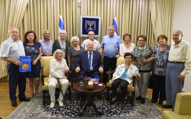 Le président Reuven Rivlin avec des survivants de l'Exodus, à Jérusalem, le 24 juillet 2017. (Crédit : Mark neiman/GPO)