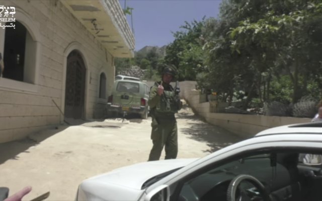 Un soldat israélien faisant un doigt d'honneur à une photographe palestinienne de B'Tselem, à Hébron, le 25 mai 2017. (Crédit : capture d'écran)