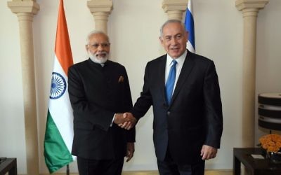 Le Premier ministre indien Narendra Modi, à gauche, avec le Premier ministre Benjamin Netanyahu à  Jérusalem, le 5 juillet 2017. (Crédit : Raphael Ahren/Times of Israël)