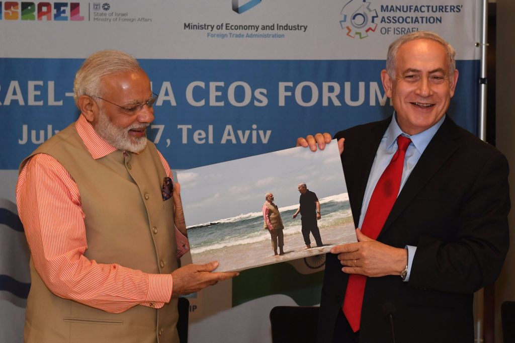Le Premier ministre israélien Benjamin Netanyahu et son homologue indien Narendra Modi en Israël, le 6 juillet 2017. (Crédit : GPO)