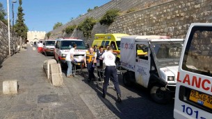 Les personnels médicaux d'urgence soignent les victimes d'un attentat terroriste perpétré sur le mont du Temple à Jérusalem, dans la Vieille ville, le 14 juillet 2017 (Crédit : Magen David Adom)