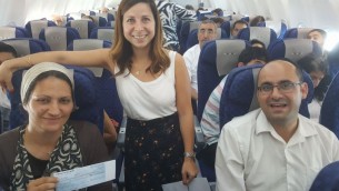 Les Juifs français dans l'avion qui les amène vivre  en Israël, fuyant l'antisémitisme et le terrorisme, le mardi 18 juillet 2017 (Crédit : IFCJ)