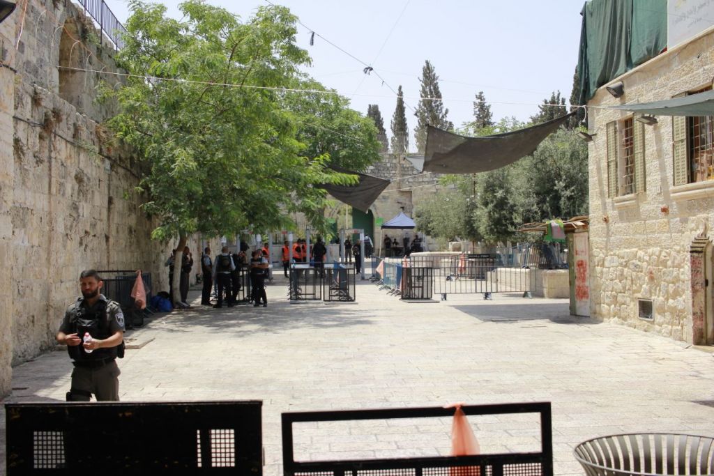 Les points de contrôle mis en place par la police dans la vieille ville pour contrôler les fidèles en route vers le mont du Temple, le 21 juillet 2017 (Crédit : Judah Ari Gross / Times of Israel)