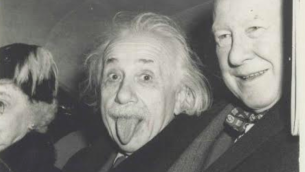 Albert Einstein, entouré par le Dr Aydelotte et sa femme, à Princeton, le 14 mars 1951. (Crédit: autorisation de Nate D. Sanders)