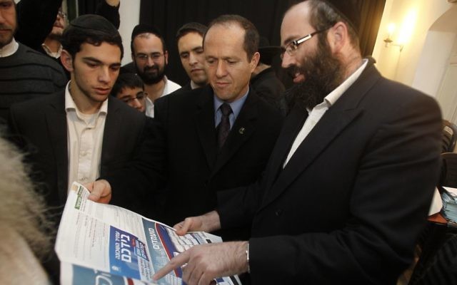 Le maire de Jérusalem, Nir Barkat, visite le quartier de  Bukharan durant les élections pour l'administration communautaire le 10 décembre 2011 (Crédit :  Uri Lenz/Flash90)
