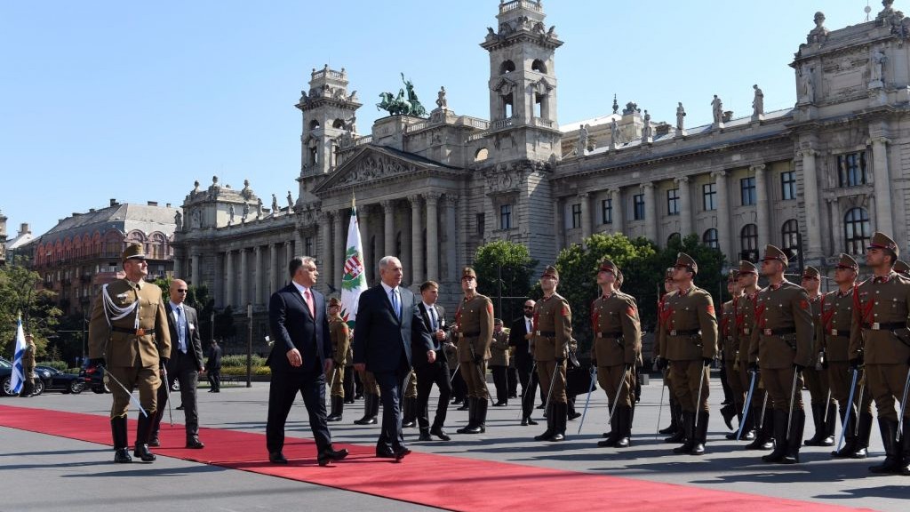 Le Premier ministre Benjamin Netanyahu, à droite, et son homologue hongrois Viktor Orban, devant le parlement, à Budapest, le 18 juillet 2017. (Crédit : Haim Tzach/GPO)