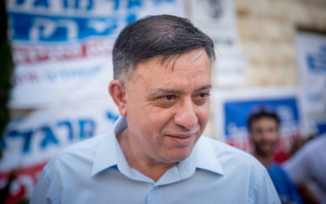 Le candidat à la direction du parti travailliste Avi Gabbay devant un bureau de vote de Jérusalem, le 4 juillet 2017. (Crédit :(Yonatan Sindel/Flash90)
