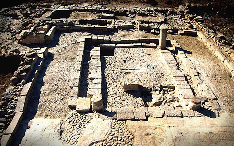 Une synagogue du premier siècle de notre ère retrouvée sur le site de fouilles à Magdala dans la région de Galilée en Israël (Crédit : Autorisation)