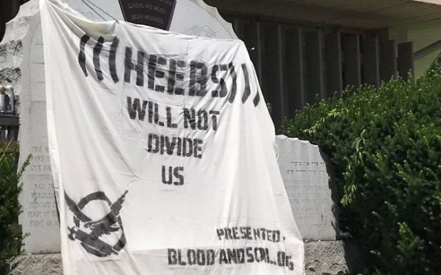 Une banderole antisémite sur un mémorial de la Shoah à Lakewood, dans le New Jersey, le 2 juillet 2017. (Crédit: ADL)