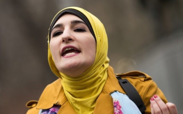 L'activiste Linda Sarsour parle lors d'un rassemblement « Femmes pour la Syrie » à Union Square à New York, le 13 avril 2017. (Photo de Drew Angerer / Getty Images via JTA)
