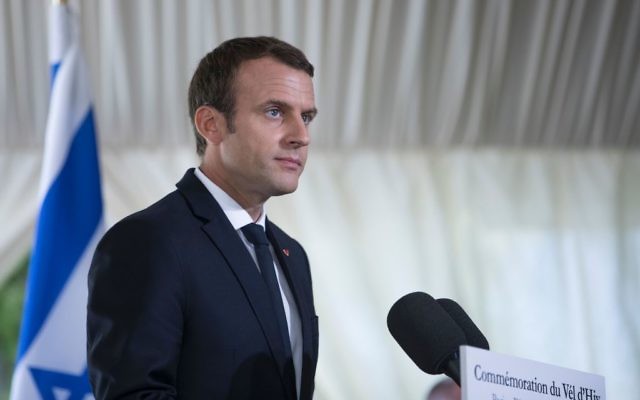 Le président français Emmanuel Macron pendant la cérémonie de commémoration du 75e anniversaire de la rafle du Vél' d'Hiv', à Paris, le 16 juillet 2017. (Crédit : Kamil ZihnIoglu/AFP/Getty Images)