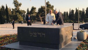 Le Premier ministre Benjamin Netanyahu e son homologue indien Narendra Modi sur la tombe de Theodor Herzl, à Jérusalem, le 4 juillet 2017. (Crédit : bureau du Premier ministre)