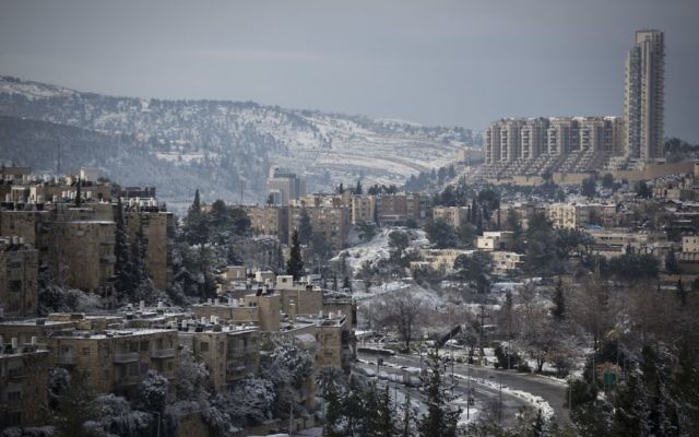 Une vision du quartier de Nayot à Jérusalem le 10 janvier 2015, après une journée neigeuse (Crédit :  Hadas Parush/Flash90)