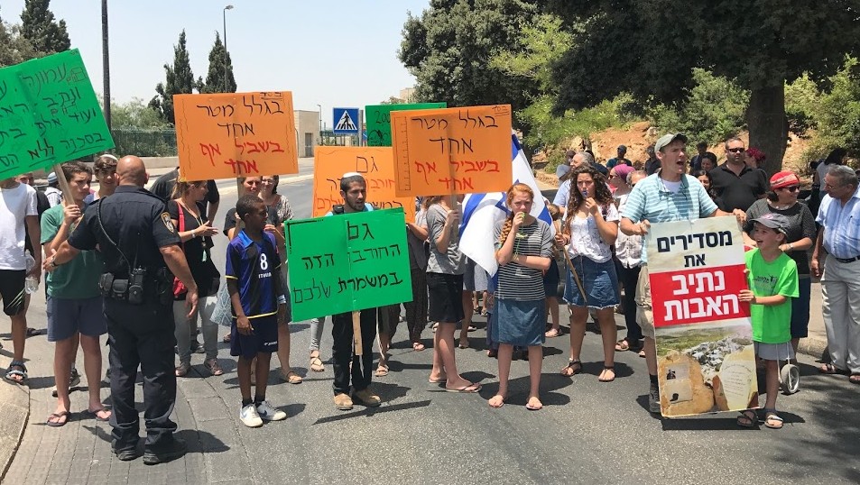 Manifestation des résidents de Netiv Haavot contre la démolition de 17 structures de leur avant-poste devant la Knesset, le 17 juillet 2017. (Crédit : Jacob Magid/Times of Israël) 