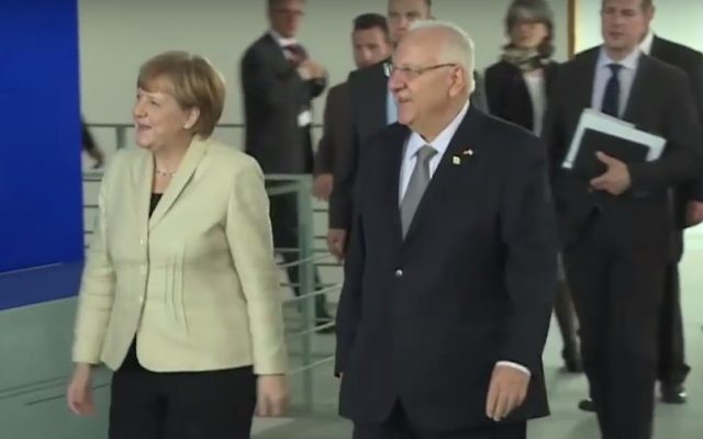 Le président Reuven Rivlin et la chancelière allemande Angela Merkel à Berlin, le 12 mai 2015. (Crédit : capture d'écran YouTube)