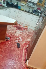 Une photo de la cuisine du domicile où a été perpétré une sanglante attaque au couteau faisant 3 morts, le 21 juillet 2017, à Halamish (Crédit : armée israélienne)