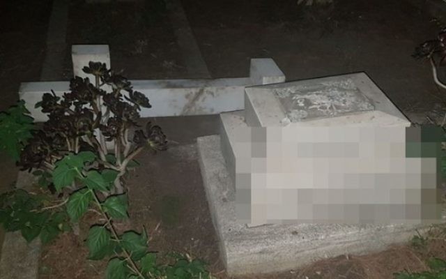 Une tombe vandalisée au cimetière Templar (Crédit : police israélienne)