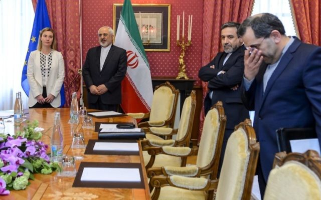La cheffe de la politique étrangère de l'UE, Federica Mogherini (à gauche), avec le ministre iranien des Affaires étrangères Mohammad Javad Zarif (2ème à gauche) et le vice-ministre iranien des Affaires étrangères Abbas Araqchi (2ème à droite) lors des négociations pour l'accord sur le programme nucléaire iranien à Lausanne, en Suisse, le 29 mars 2015 (Crédit : Fabrice Coffrini/AFP)