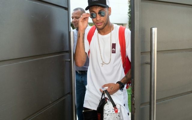 La superstar brésilienne Neymar est attendue dans la capitale française au début de l'année, promettant d'apporter la gloire au Paris Saint-Germain après avoir signé un accord de transfert record du monde avec l'ambitieux club appartenant au Qatar.(Crédit : AFP / LOLA BOU)