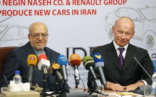 Thierry Bolloré, à droite, numéro 2 de Renault, et Mohammad Reza Nematzadeh, ministre iranien de l'Industrie, en conférence de presse à Téhéran, le 7 août 2017. (Crédit : Atta Kenare/AFP)