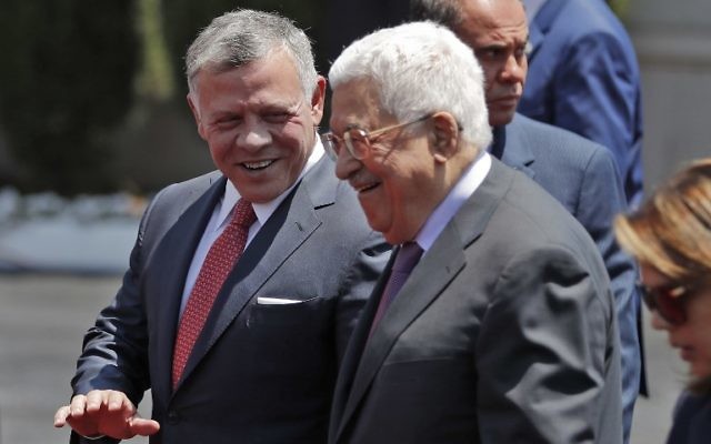 Le roi Abdallah II de Jordanie, au centre, avec le président de l'Autorité palestinienne Mahmoud Abbas à son arrivée à Ramallah, en Cisjordanie, le 7 août 2017. (Crédit : Ahmad Gharabli/AFP)