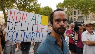 Cédric Herrou devant le tribunal d'Aix-en-Provence, pendant son procès pour avoir aidé des migrants, le 8 août 2017. (Crédit : Boris Horvat/AFP)