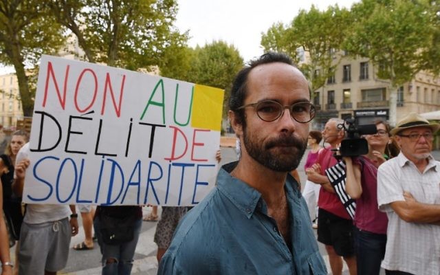 Cédric Herrou devant le tribunal d'Aix-en-Provence, pendant son procès pour avoir aidé des migrants, le 8 août 2017. (Crédit : Boris Horvat/AFP)