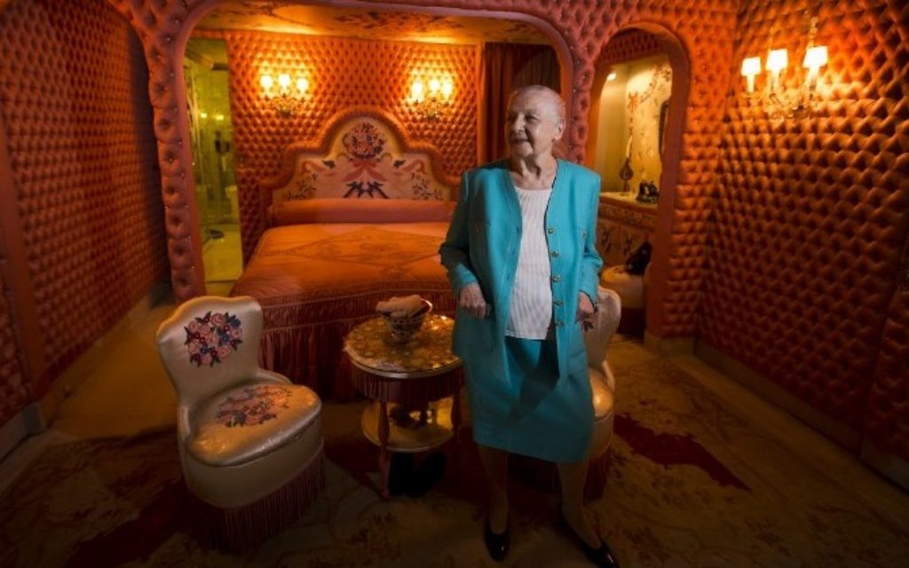 Hélène Martini, surnommée l'impératrice de la nuit, dans sa chambre décorée par l'artiste franco-russe Romain de Tirtoff, à Paris, le 31 mai 2013. (Crédit : Joël Saget/AFP)