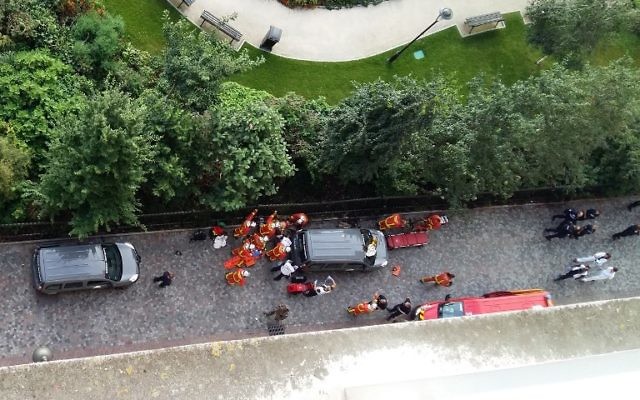 Secouristes et forces de l'ordre rassemblés après qu'un véhicule a renversé six soldats à Levallois-Perret, en région parisienne, le 9 août 2017. (Crédit : Thierry Chappé/AFP)