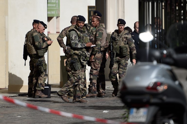 Soldats français déployés sur les lieux où un véhicule a renversé six soldats à Levallois-Perret, en région parisienne, le 9 août 2017. (Crédit : Stéphane de Sakutin/AFP)