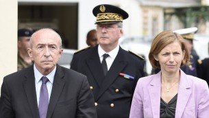 Les ministres français de l'Intérieur, Gérard Collomb, à gauche, et des Armées, Florence Parly, à droite, devant l'hôpital militaire Bégin de Saint-Mandé, le 9 août 2017. (Crédit : Stéphane de Sakutin/AFP)