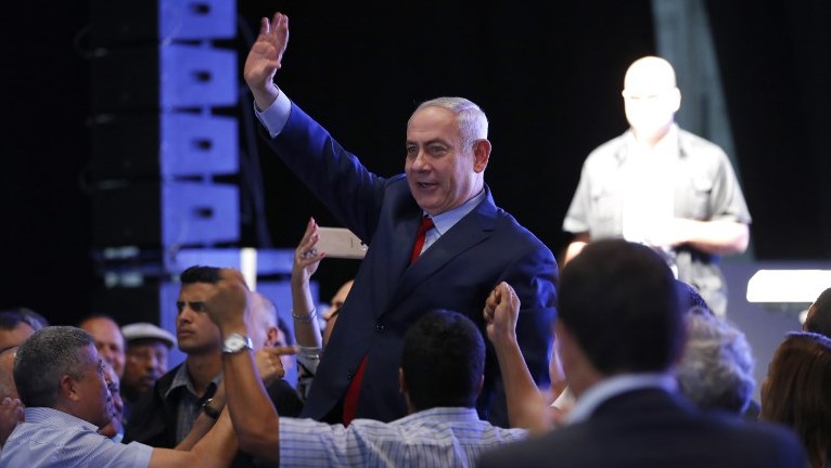 Le Premier ministre Benjamin Netanyahu pendant un rassemblement du Likud pour le soutenir, à Tel Aviv, le 9 août 2017. (Crédit : Jack Guez/AFP)