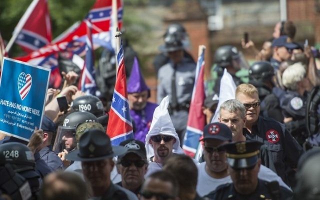 Membres du Ku Klux Klan et d'autres associations avant un rassemblement appelant à la protection des monuments confédérés à Charlottesville, en Virginie, le 8 juillet 2017. (Crédit : Andrew Caballero-Reynolds/AFP)