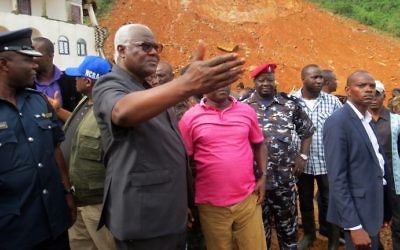 Ernest Bai Koroma, 2e à gauche, président de la Sierra Leone, sur le site d'un glissement de terrain près de Freetown, le 15 août 2017. (Crédit : Saidu Bah/AFP)