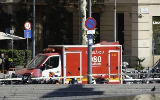 La police et du personnel médical sur les lieux d'une attaque au camion-bélier sur la Rambla à Barcelone, le 17 août 2017 (Crédit : AFP / Josep LAGO)