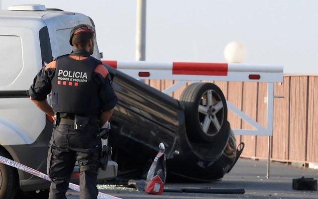 Un policier près de la voiture impliquée dans l'attentat terroriste de Cambrils, à 120 kilomètres en sud de Barcelone, le 18 août 2017. (Crédit : AFP PHOTO / LLUIS GENE)