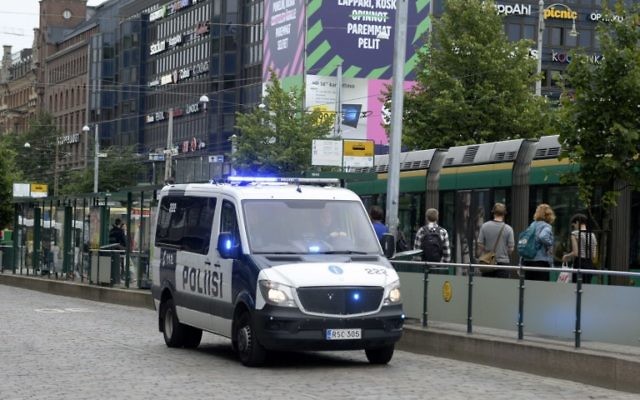 La police finlandaise patrouille à Helsinki, après une attaque au couteau à Turku, le 18 août 2017 (Crédit : AFP PHOTO / Lehtikuva / Linda MANNER / Finland OUT)