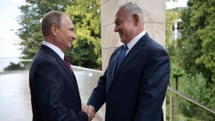 Le président russe Vladimir poutine, à gauche, avec le Premier ministre Benjamin Netanyahu avant leur réunion à Sotchi, le 23 août 2017. (Crédit : Alexey Nikolsky/Sputnik/AFP)