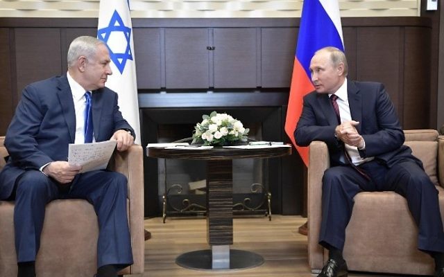 Le Premier ministre Benjamin Netanyahu, à gauche, et le président russe Vladimir Poutine à la résidence d'Etat Bocharov Ruchei de Sotchi, le 23 août 2017. (Crédit : Alexey Nikolsky/Sputnik/AFP)