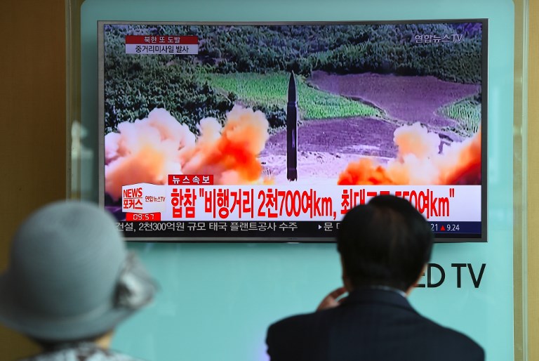 Lancement d'un missile nord-coréen vu à la télévision sud-coréenne, dans une station de métro de Séoul, le 29 août 2017. (Crédit : Jung Yeon-Je/AFP)