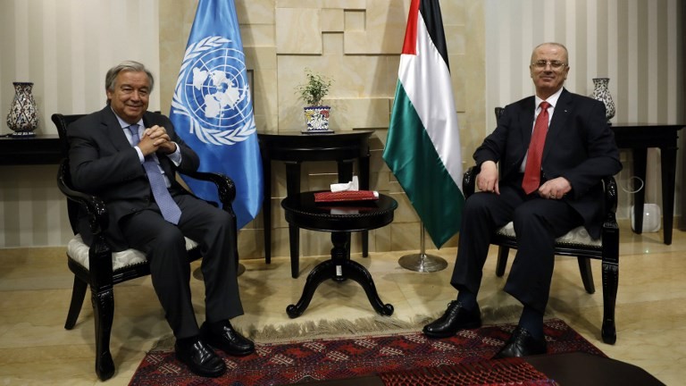 Le secrétaire-général des Nations unies Antonio Guterres, à gauche, rencontre le Premier ministre de l'Autorité palestinienne Rami Hamdallah, à droite, dans la ville de Ramallah, en Cisjordanie, le 29 août 2017 (Crédit : Mohamad Torokman/Pool/AFP PHOTO)