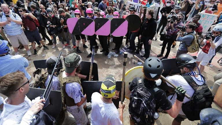 Ligne de front entre néonazis et contre-manifestants à Charlottesville, en Virginie, le 12 août 2017. (Crédit : Chip Somodevilla/Getty Images/AFP) 