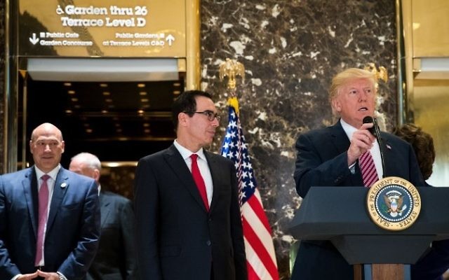Le président américain Donald Trump avant sa conférence de presse à la Trump Tower, à New York, le 15 août 2017. (Crédit : Drew Angerer/Getty Images/AFP)